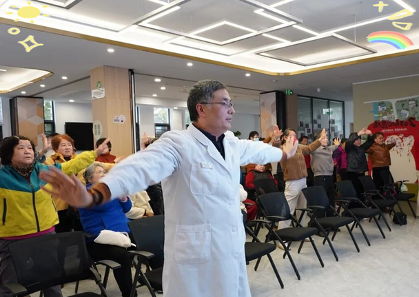 3月20日下午,江北区中医院的名中医团队带着"移动诊所"开进文教街道双